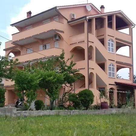 696-7 For 4+2 Pers. In *