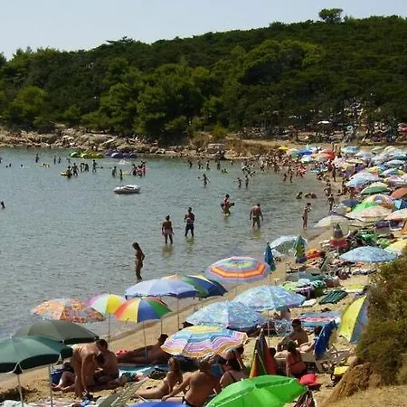 696-7 For 4+2 Pers. In *