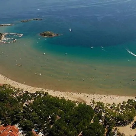 696-7 For 4+2 Pers. In *