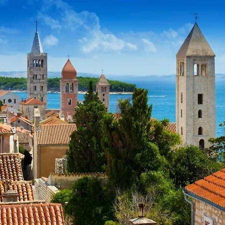 696-7 For 4+2 Pers. In *